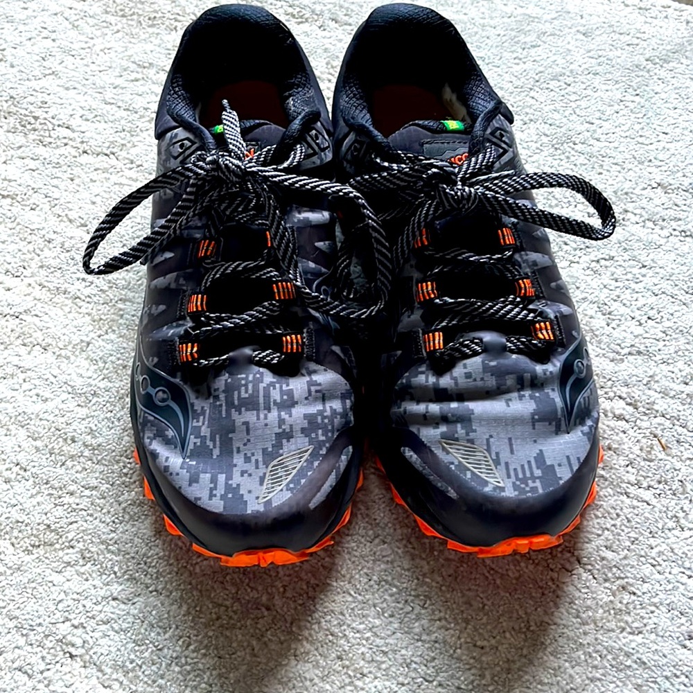 Mens Saucony Peregrine 7 runshield sneakers.
